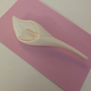 VINTAGE CELLULOID CALLA LILY FLOWER CARVED BROOCH PIN